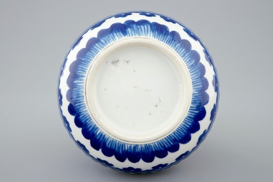 Een Chinees blauw-wit flesvormig vaasje, Kangxi
